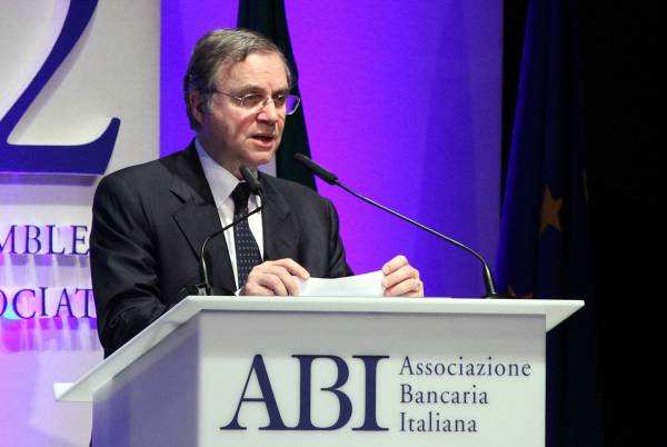 Ignazio Visco all'assemblea generale dell'ABI a Roma l'11 luglio 2012 (Ravaglinifoto)